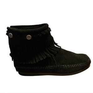 Minnetonka Black Suede Fringe Ankle Back Zip Hardsole Boot